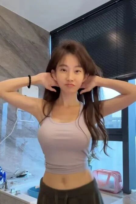 图片[5]-冯提莫素颜直播被吐槽，自曝整容项目，自嘲像菜刀割的，称觉得自己丑的人，可能是网上美颜看多了~-吃瓜网