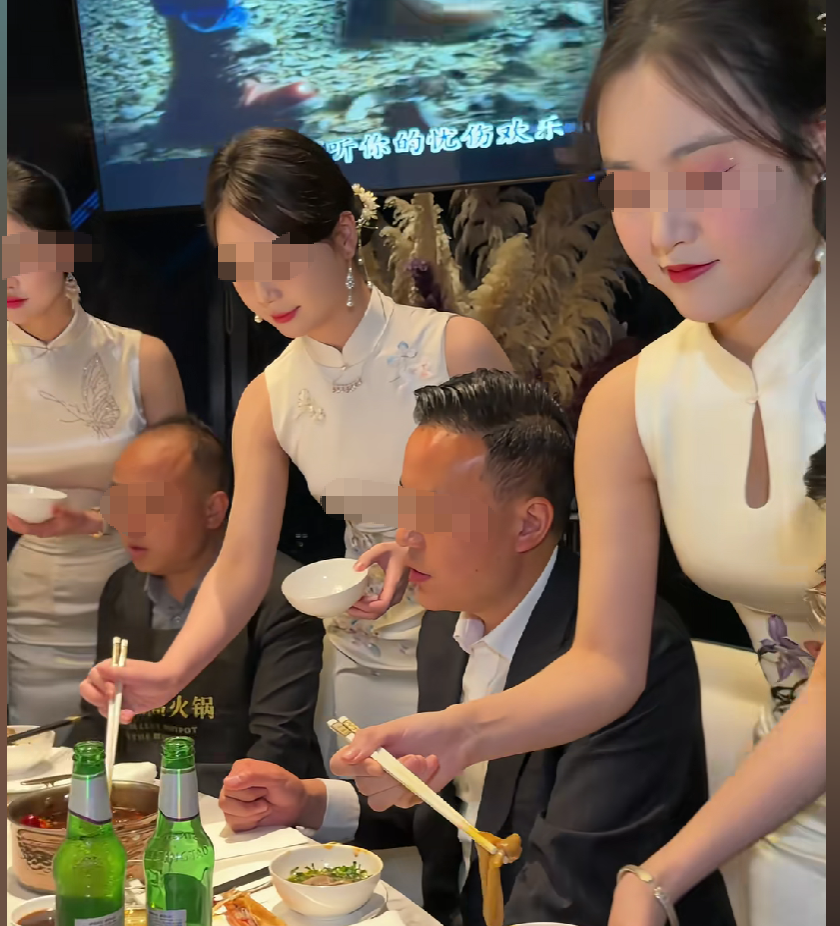 图片[6]-某地火锅店推出美女旗袍服务员，颜值身材都是顶级，价格亲民受到网友热议~-吃瓜网