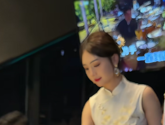 图片[3]-某地火锅店推出美女旗袍服务员，颜值身材都是顶级，价格亲民受到网友热议~-吃瓜网