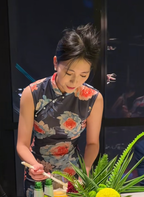 图片[4]-某地火锅店推出美女旗袍服务员，颜值身材都是顶级，价格亲民受到网友热议~-吃瓜网