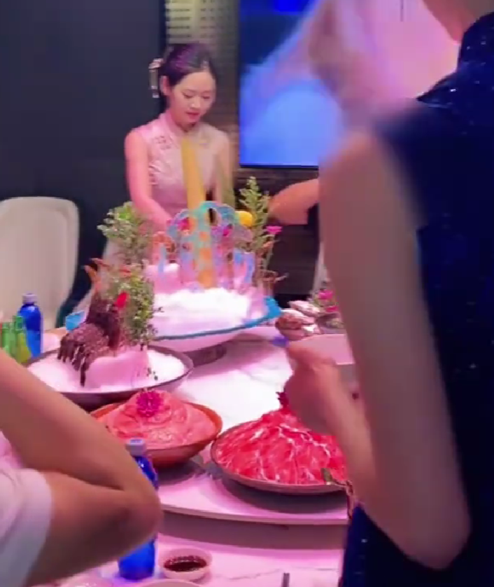 图片[8]-某地火锅店推出美女旗袍服务员，颜值身材都是顶级，价格亲民受到网友热议~-吃瓜网