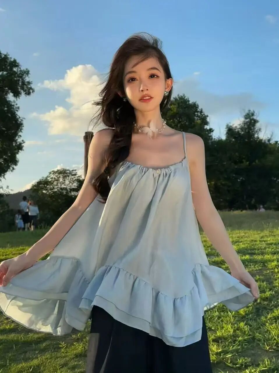 冯提莫素颜直播被吐槽，自曝整容项目，自嘲像菜刀割的，称觉得自己丑的人，可能是网上美颜看多了~-吃瓜网