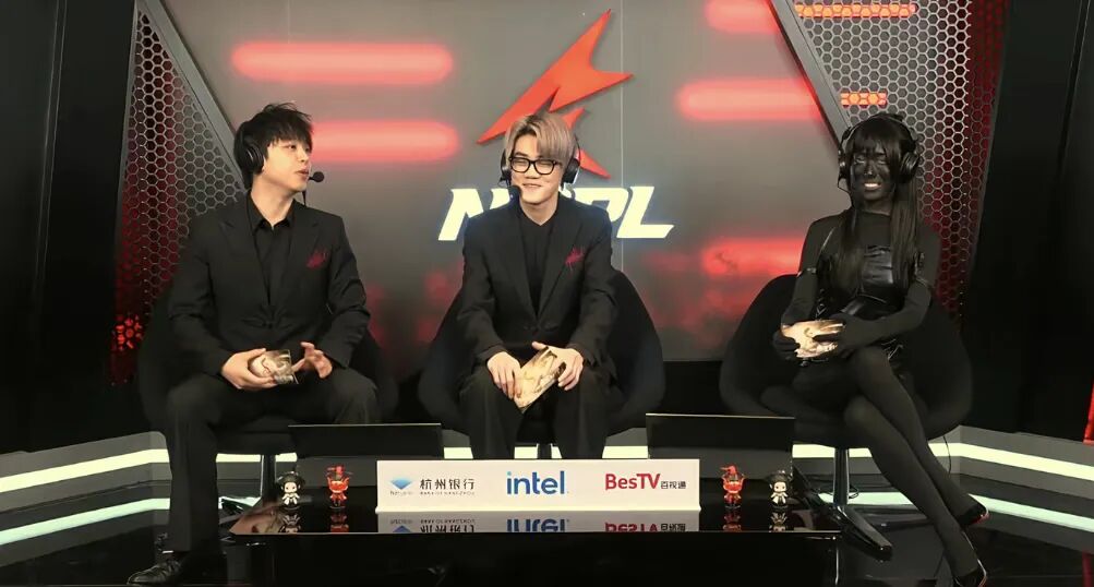 图片[12]-女解说因穿短裙被质疑媚男后，全身涂黑上场解说，导播切了近镜头，网友：男解说根本不敢对视，怕从场上笑到场下！-吃瓜网