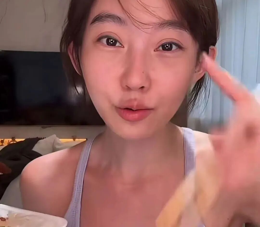 图片[7]-冯提莫素颜直播被吐槽，自曝整容项目，自嘲像菜刀割的，称觉得自己丑的人，可能是网上美颜看多了~-吃瓜网