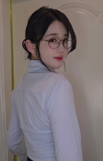 图片[9]-轩子巨2兔拒绝售卖衣物，还称展现自己的美不算C边，引发网友热议！-吃瓜网