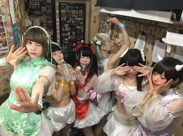 炸裂！女偶像“原味腋下”宠粉？大叔排队等着闻？日本人真离谱啊…….-吃瓜网