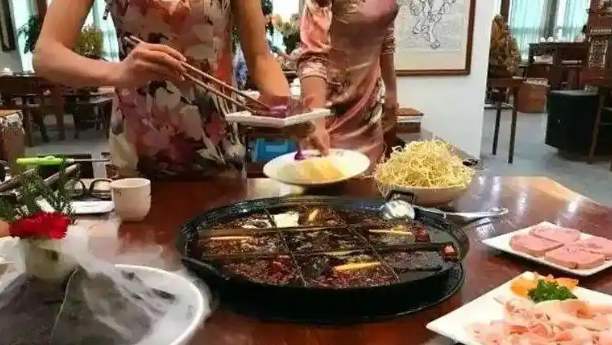 图片[3]-火锅店推出旗袍美女专属服务？-吃瓜网