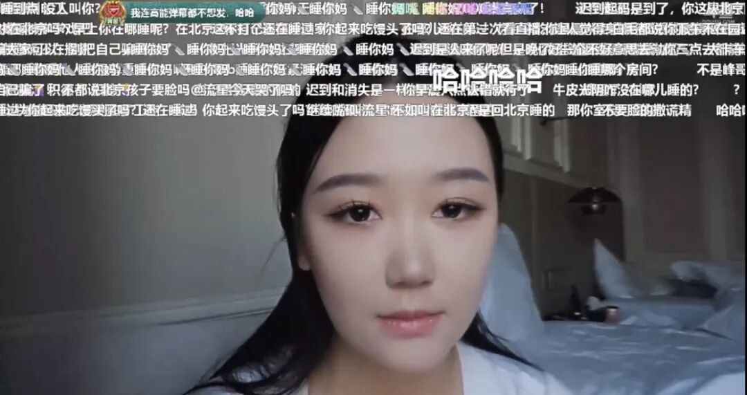 游戏女主播因为睡过头不去直播，被网友谴责后，直播下跪磕头，前老板评价其是个又蠢又懒的女人！-吃瓜网