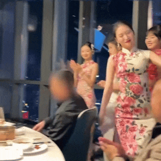 图片[2]-火锅店推出旗袍美女专属服务？-吃瓜网