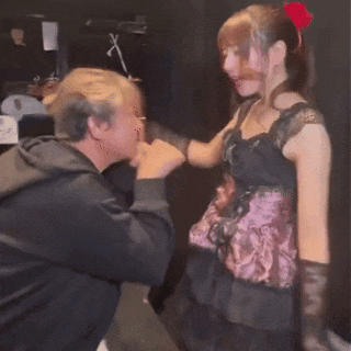 图片[4]-炸裂！女偶像“原味腋下”宠粉？大叔排队等着闻？日本人真离谱啊…….-吃瓜网